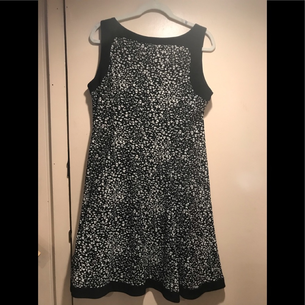 This black and white dress is super comfortable and flows ! Size xl by CHAPS